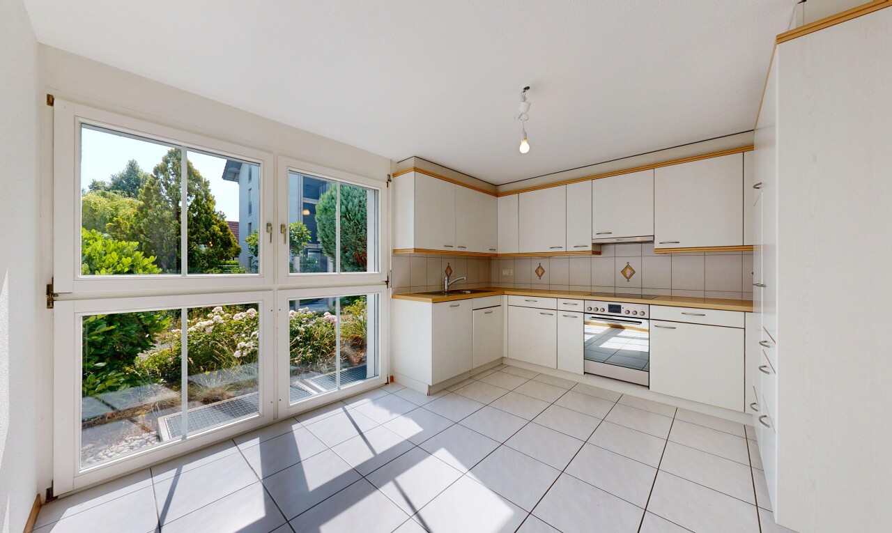 küche mit light floor, küchenrückwand beim herd, küchenrückwand beim Herd, ofen, und inside property