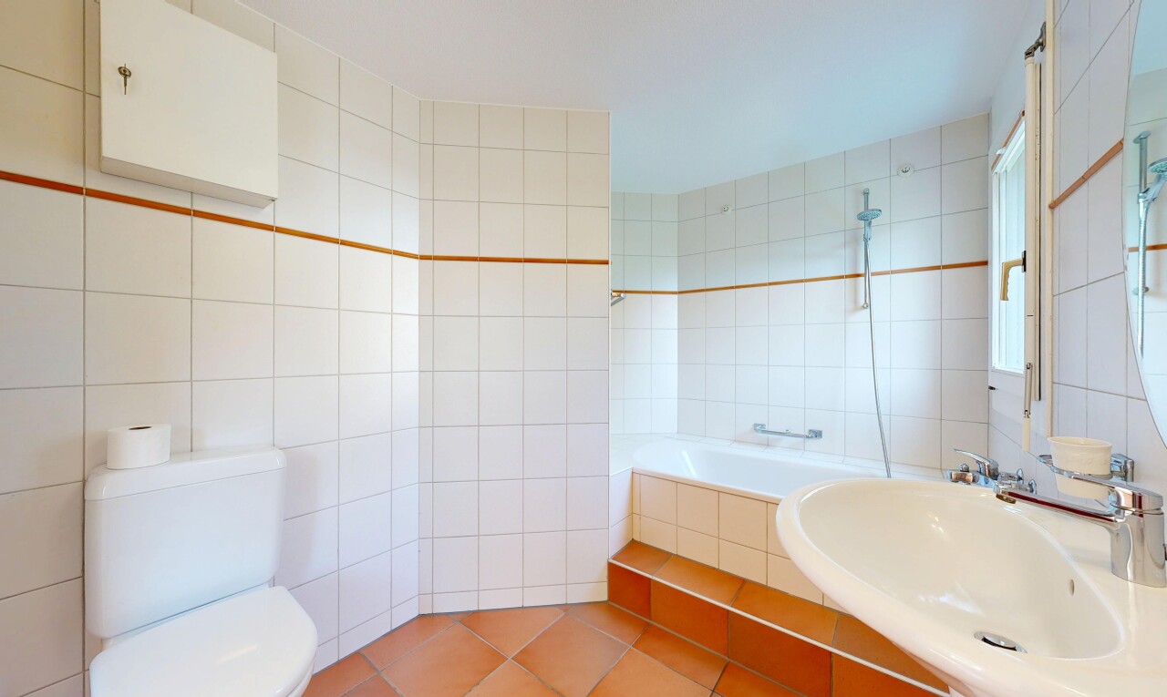 bad mit fliesenwand, tile wall, komplettes badezimmer, toilette, und inside property