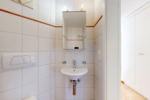 bad mit spiegel, inside property, tile wall, fliesenwand, und waschbecken