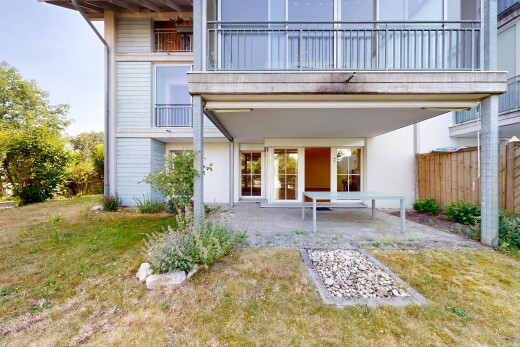 außenansicht mit property visible, terrasse, rasen, balkon, und horizontale verkleidung