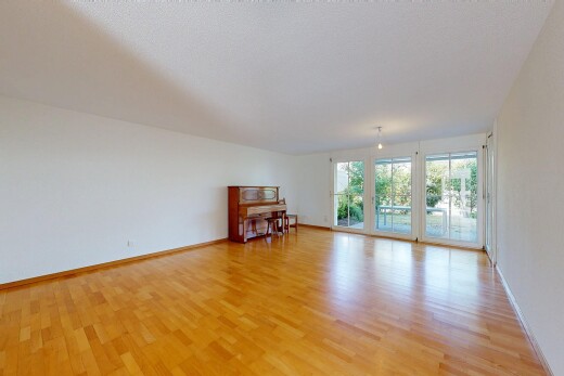 leerer raum mit inside property, wood finish floor, holzfußboden, natural light, und natürliches licht