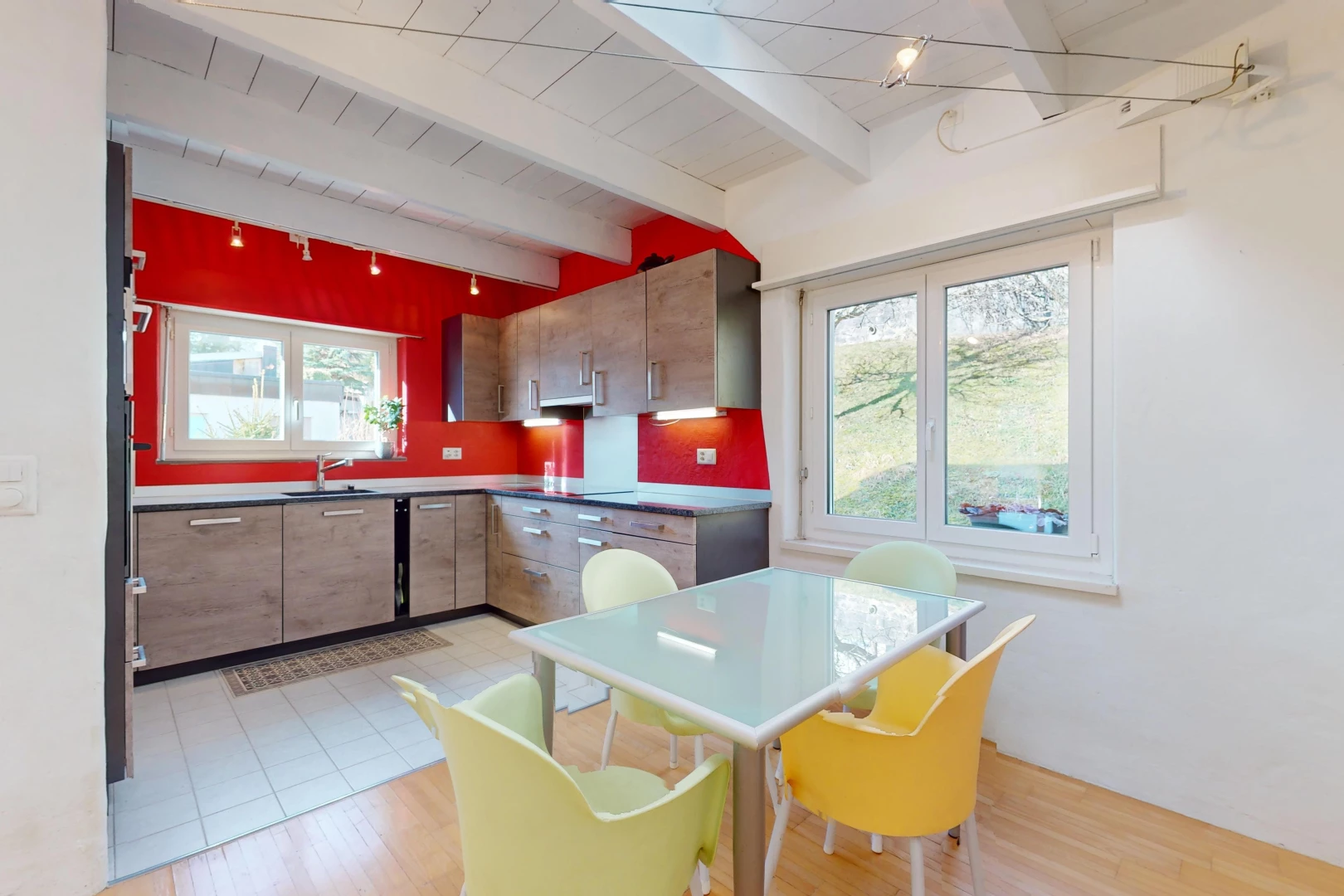 cuisine avec carrelage, lumière naturelle, plancher de bois, et poutres apparentes