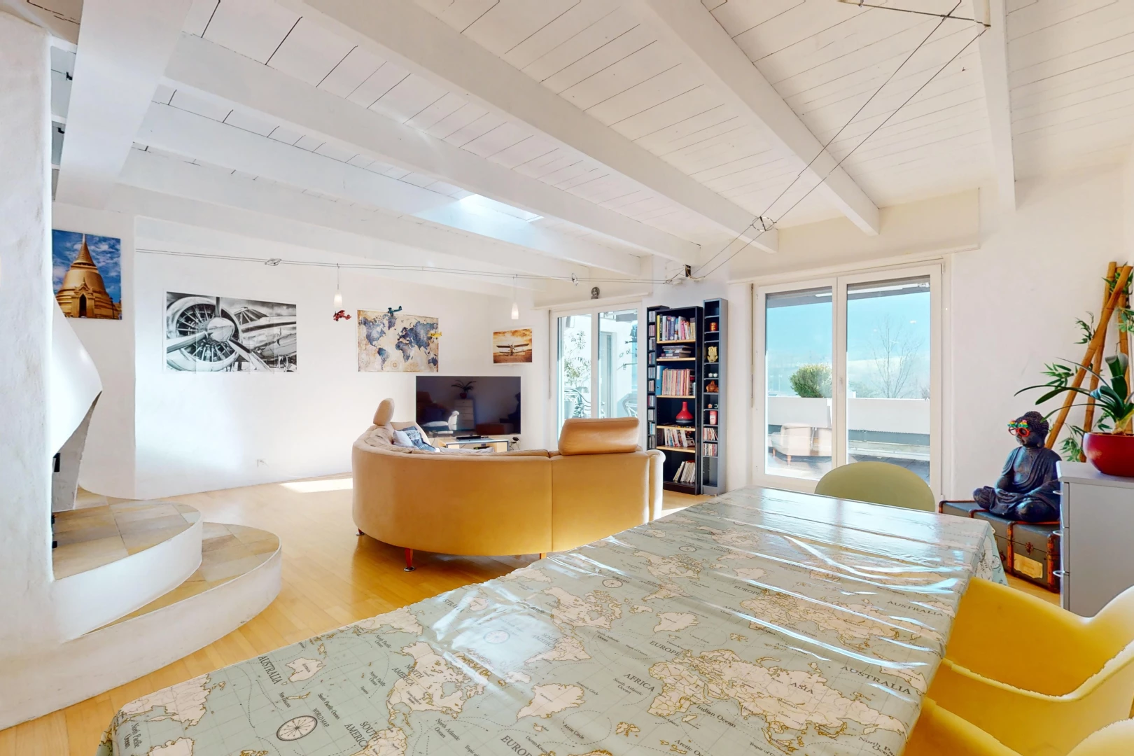 salon avec plancher de bois, lumière naturelle, télévision, plafond voûté, et poutres apparentes