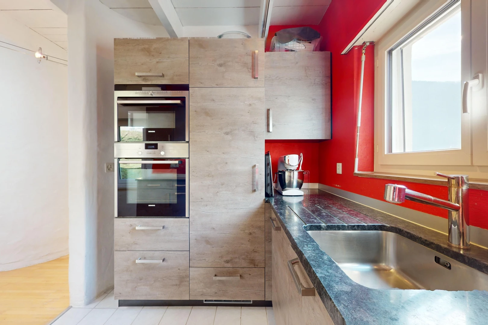 cuisine avec plancher de bois, plan de travail, lumière naturelle, vasque, et four double