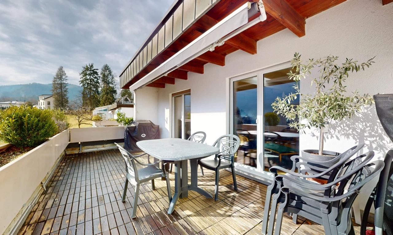 terrasse avec balcon et vue sur la montagne