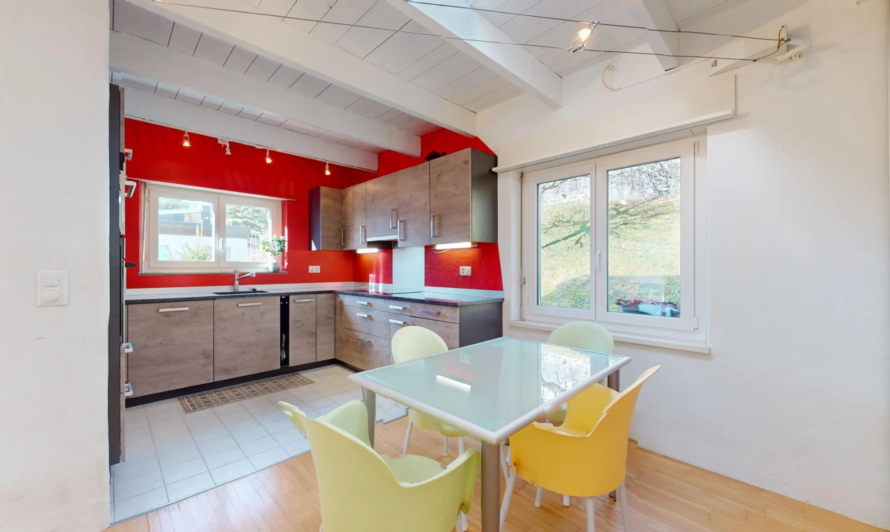 cuisine avec carrelage, lumière naturelle, plancher de bois, et poutres apparentes