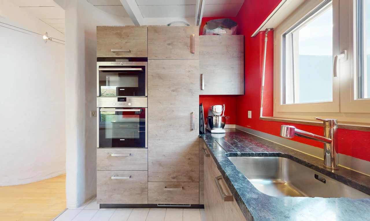 cuisine avec plancher de bois, plan de travail, lumière naturelle, vasque, et four double