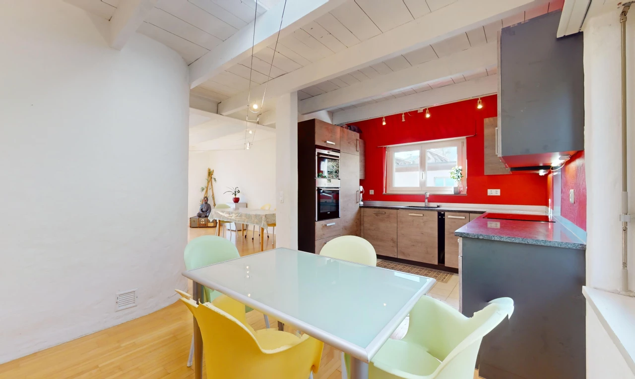 salle à manger avec poutres apparentes, plancher de bois, lumière naturelle, et vasque