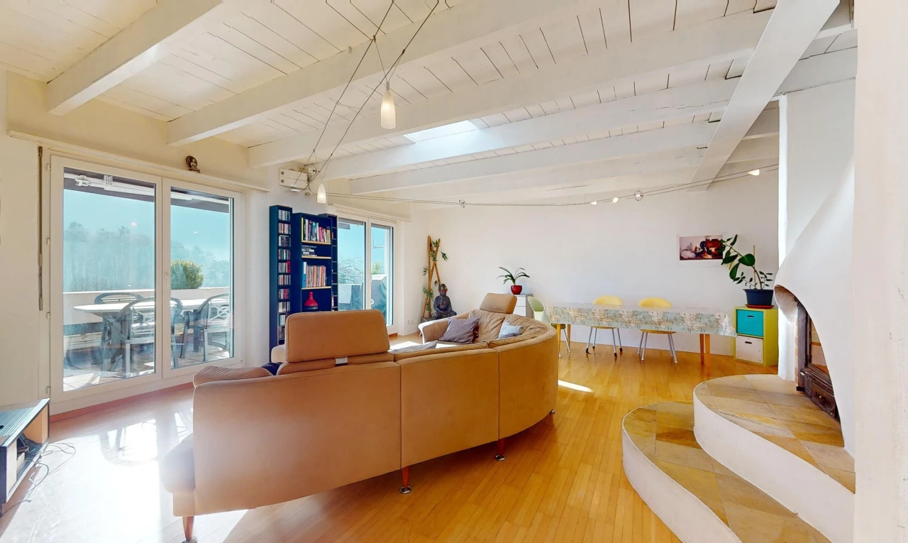 salon / salle à manger avec poutres apparentes, plancher de bois, et lumière naturelle