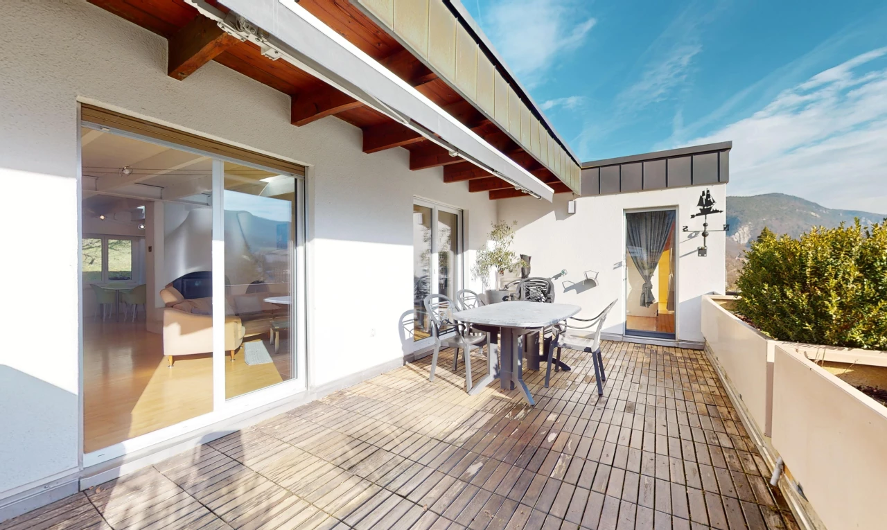 terrasse avec vue sur la montagne