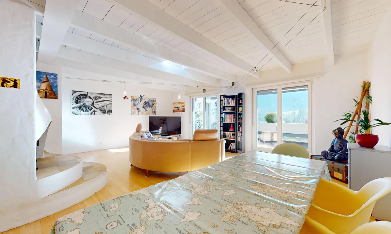 salon avec plancher de bois, lumière naturelle, télévision, plafond voûté, et poutres apparentes