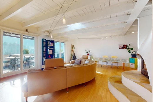 salon / salle à manger avec poutres apparentes, plancher de bois, et lumière naturelle