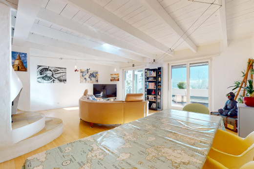 wohnzimmer mit balkendecke, dachschräge, parkettboden, fernsehen, und natürliches licht