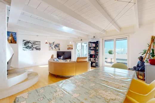 salon avec plancher de bois, lumière naturelle, télévision, plafond voûté, et poutres apparentes