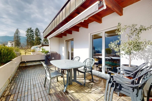 terrasse avec balcon et vue sur la montagne