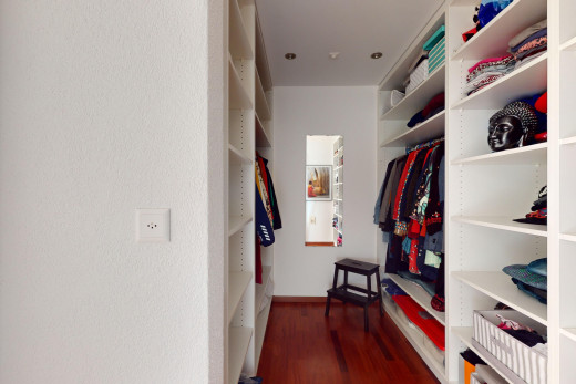 begehbarer kleiderschrank mit parkettboden