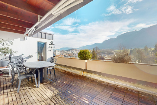 terrasse mit balkon und blick auf die berge