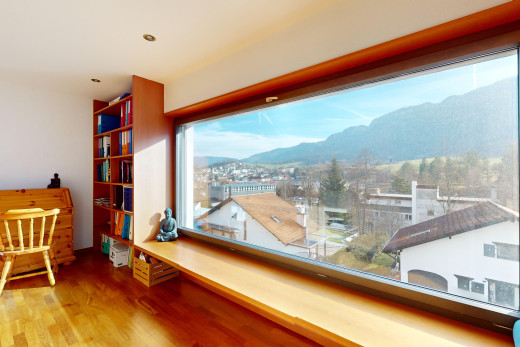 balkon mit balkon und blick auf die berge