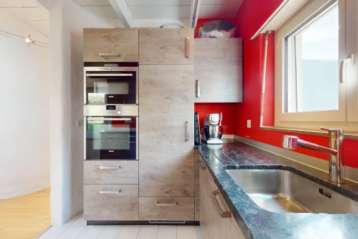 cuisine avec plancher de bois, plan de travail, lumière naturelle, vasque, et four double