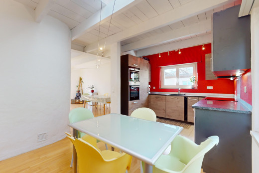 esszimmer mit parkettboden, natürliches licht, waschbecken, und balkendecke