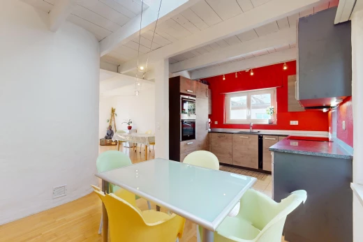 salle à manger avec poutres apparentes, plancher de bois, lumière naturelle, et vasque