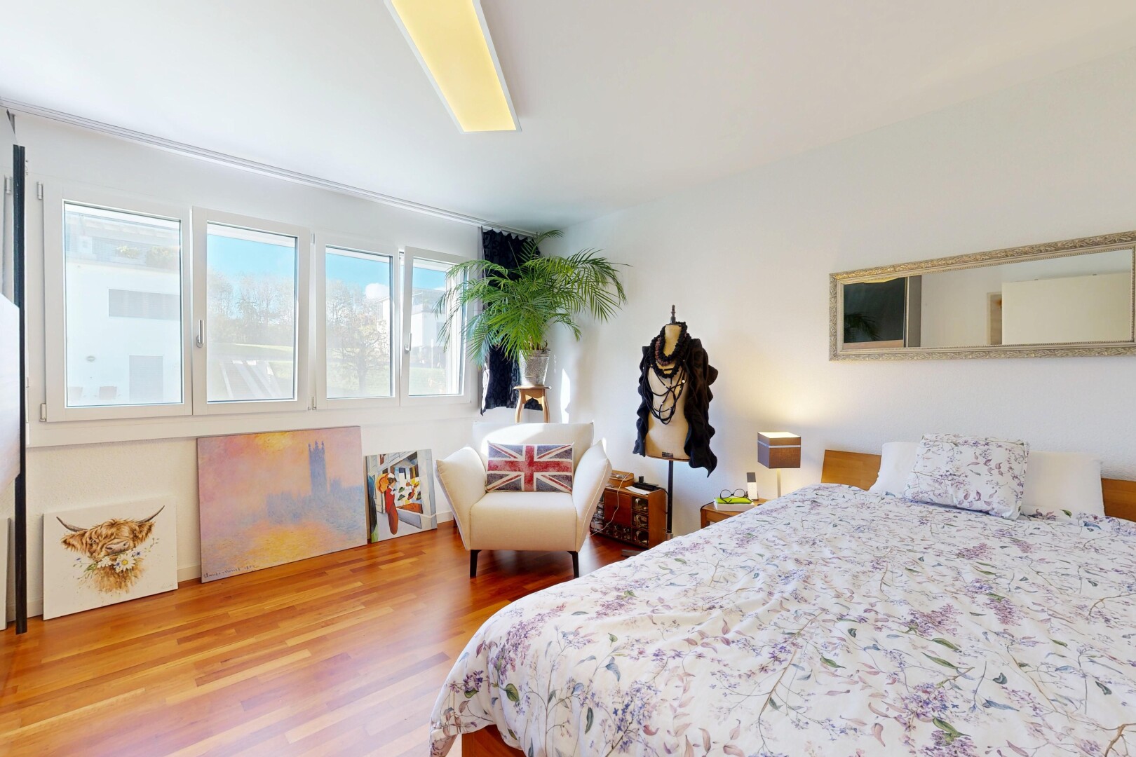 zimmer / schlafzimmer mit natural light, natürliches licht, wood finish floor, holzfußboden, und drywall