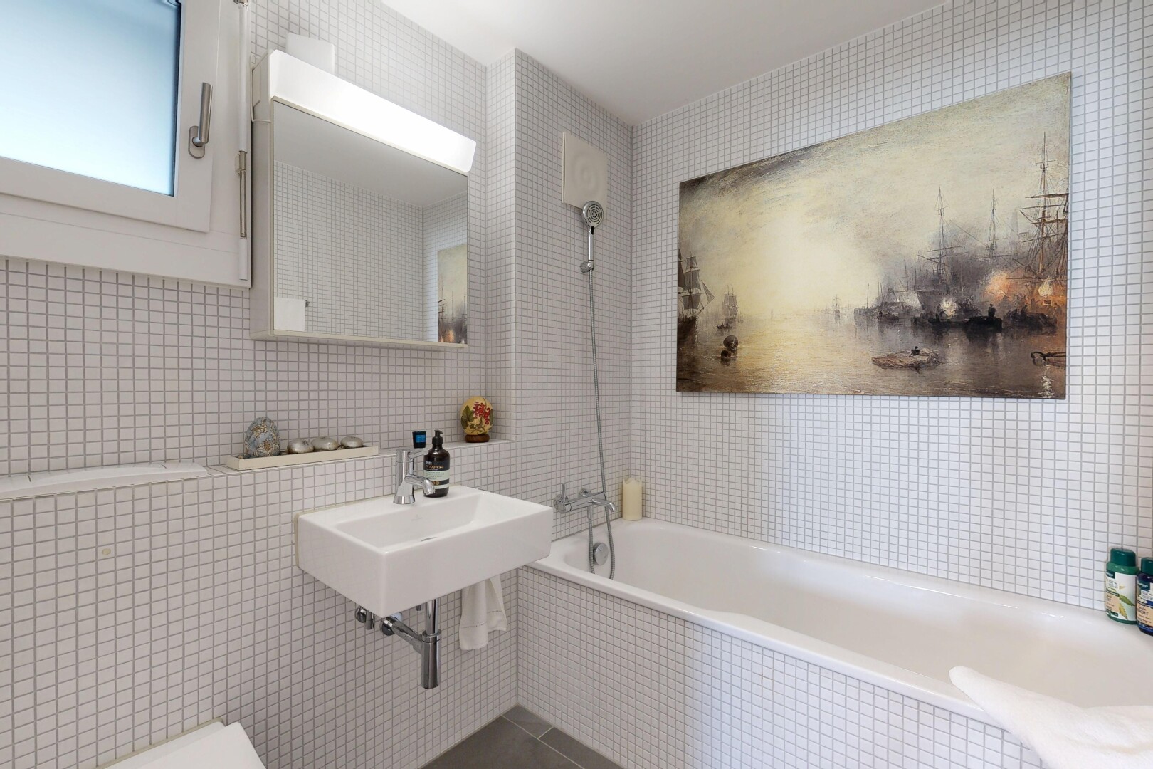 bad mit tile wall, fliesenwand, komplettes badezimmer, inside property, und spiegel