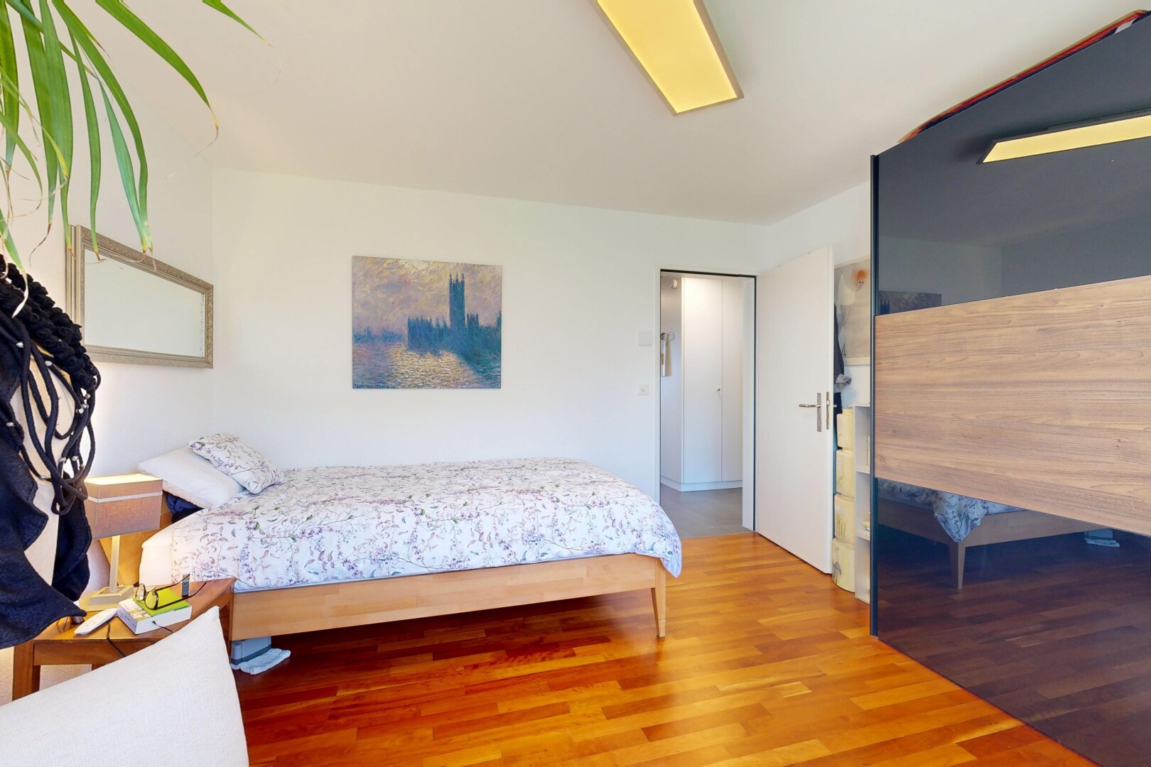 zimmer / schlafzimmer mit wood finish floor, holzfußboden, drywall, gipskartonwand, und inside property