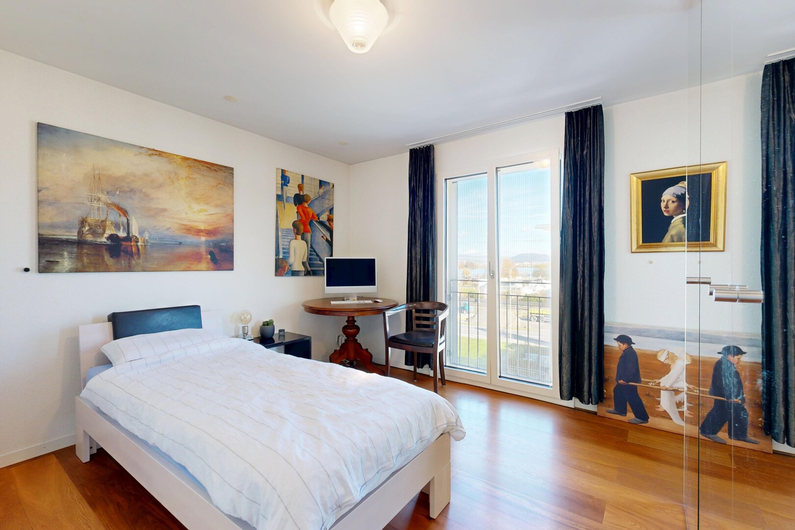 zimmer / schlafzimmer mit wood finish floor, holzfußboden, natural light, natürliches licht, und außenzugang