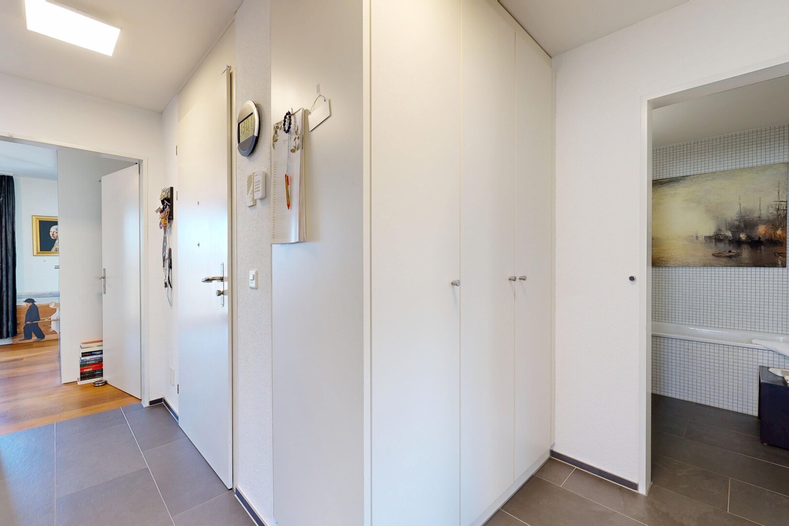 halle / korridor mit inside property, tile floor, fliesenboden, drywall, und gipskartonwand