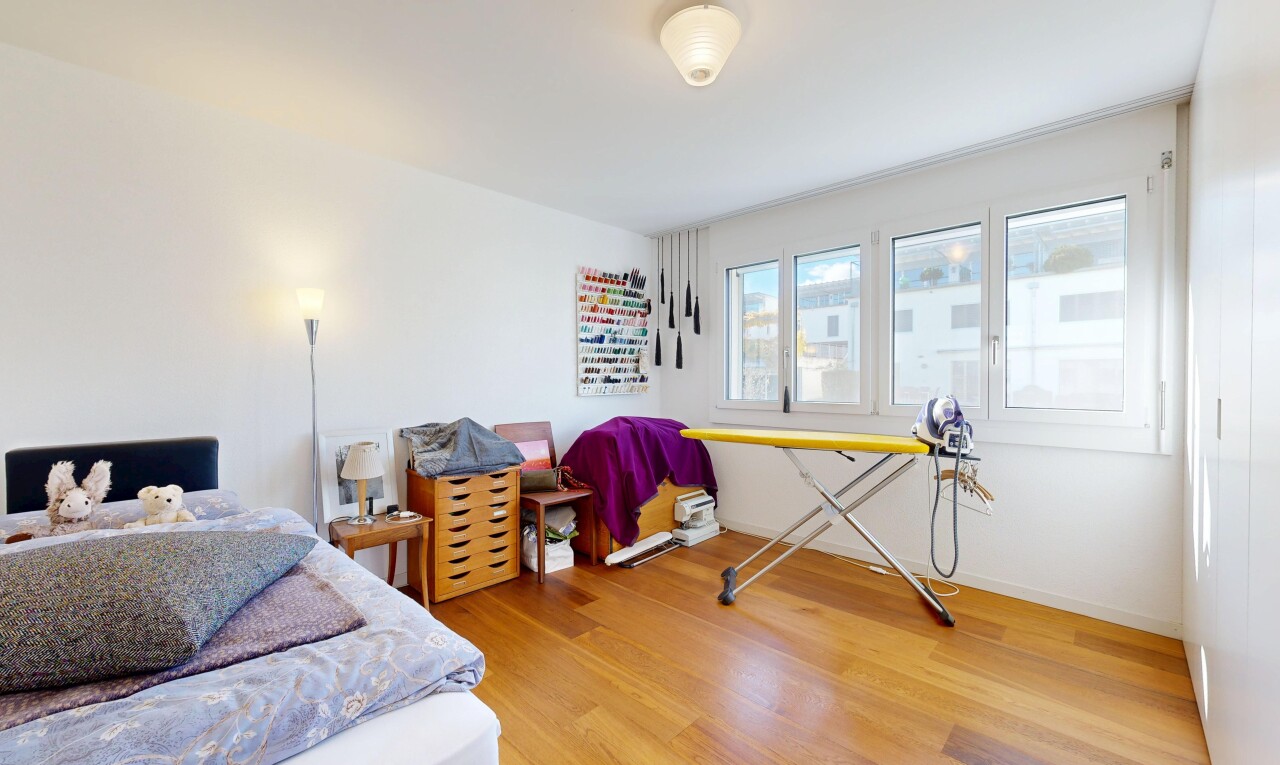 zimmer / schlafzimmer mit natural light, natürliches licht, wood finish floor, holzfußboden, und drywall