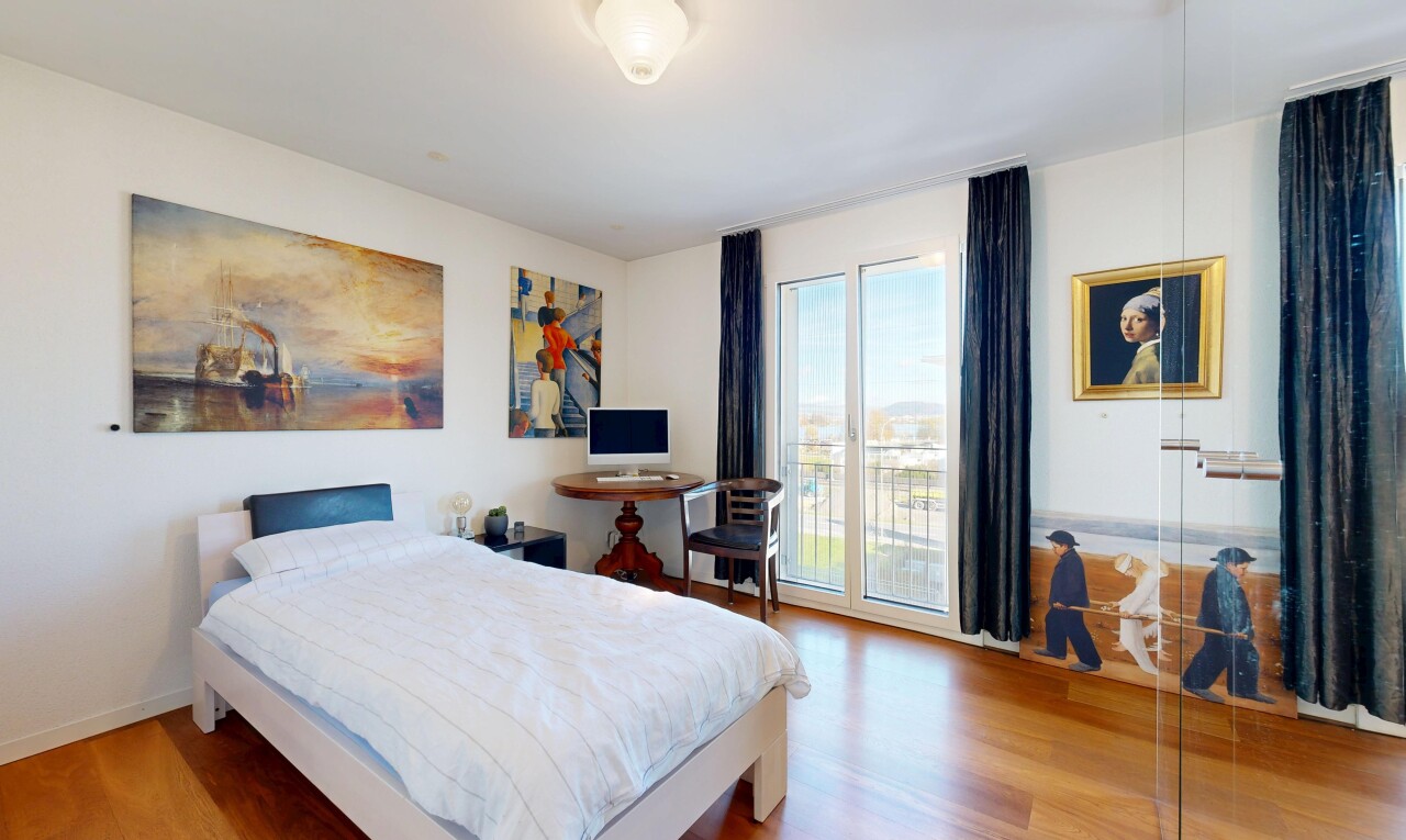 zimmer / schlafzimmer mit wood finish floor, holzfußboden, natural light, natürliches licht, und außenzugang