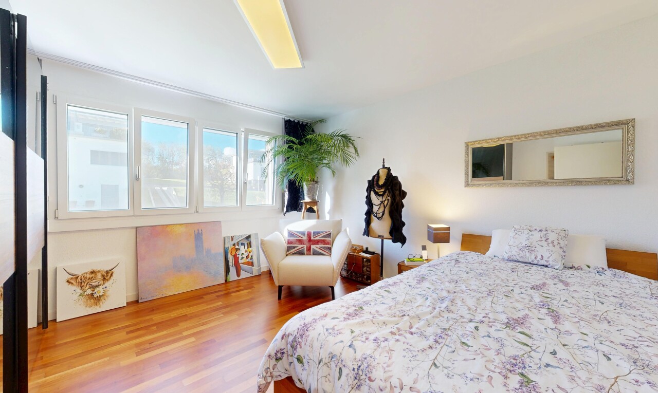 zimmer / schlafzimmer mit natural light, natürliches licht, wood finish floor, holzfußboden, und drywall