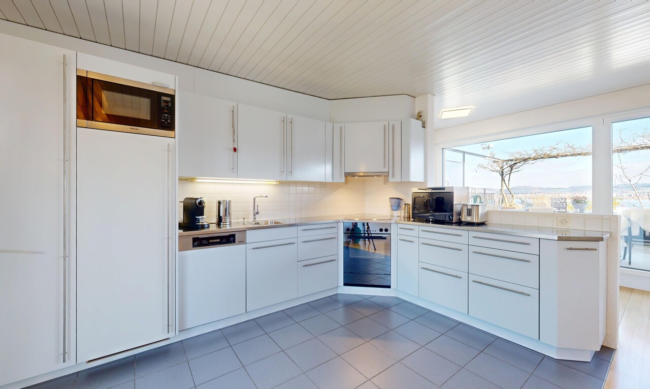 küche mit arbeitsplatten, weiße schränke, mikrowelle, küchenrückwand beim Herd, und küchenrückwand beim herd