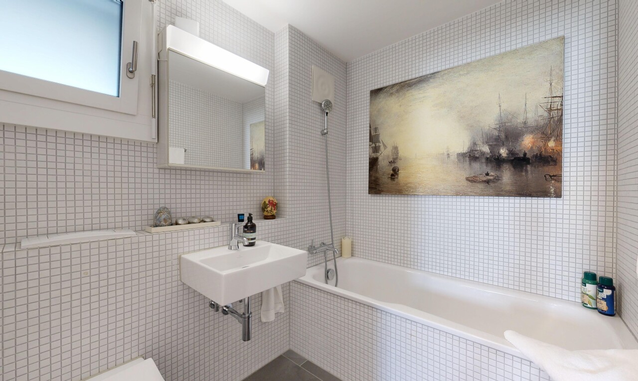 bad mit tile wall, fliesenwand, komplettes badezimmer, inside property, und spiegel