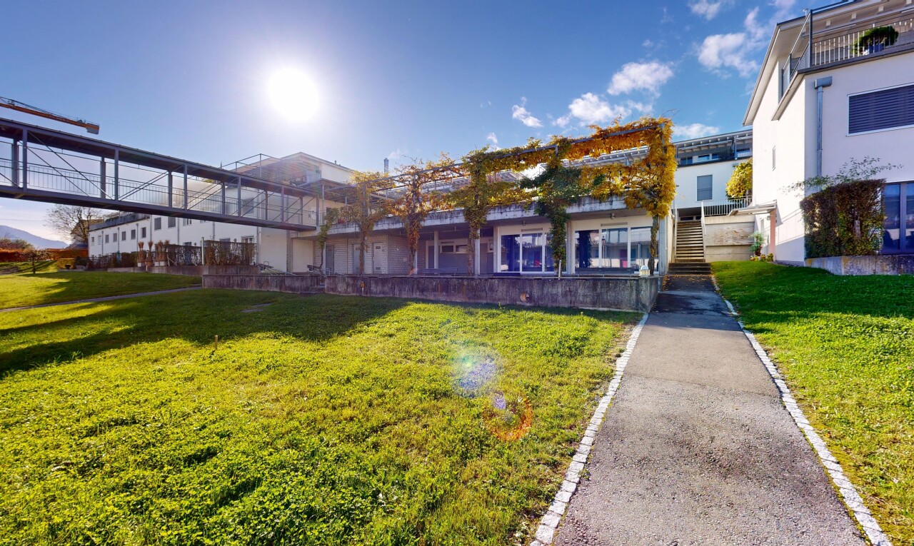 garten mit rasen, day time, und property visible