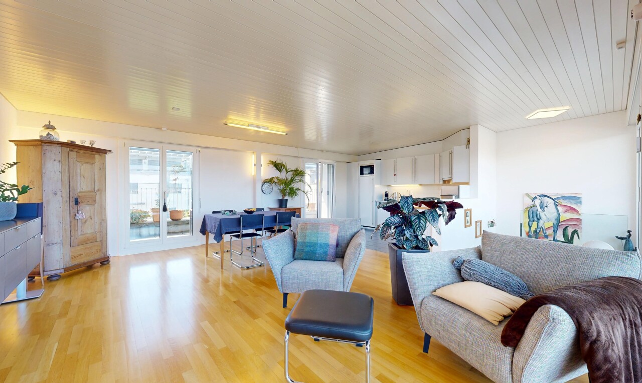 wohn- / esszimmer mit inside property, wood finish floor, holzfußboden, natural light, und natürliches licht