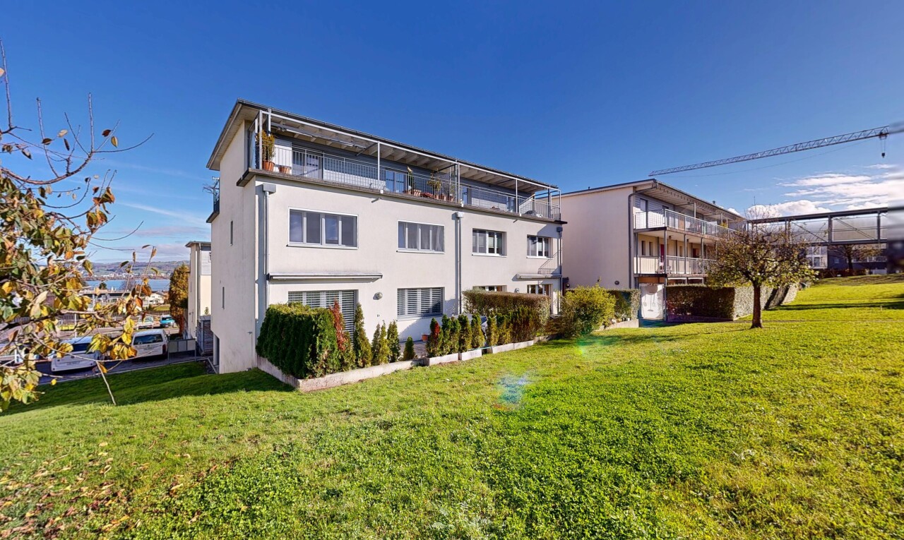 außenansicht mit day time, stuckverkleidung, property visible, rasen, und balkon