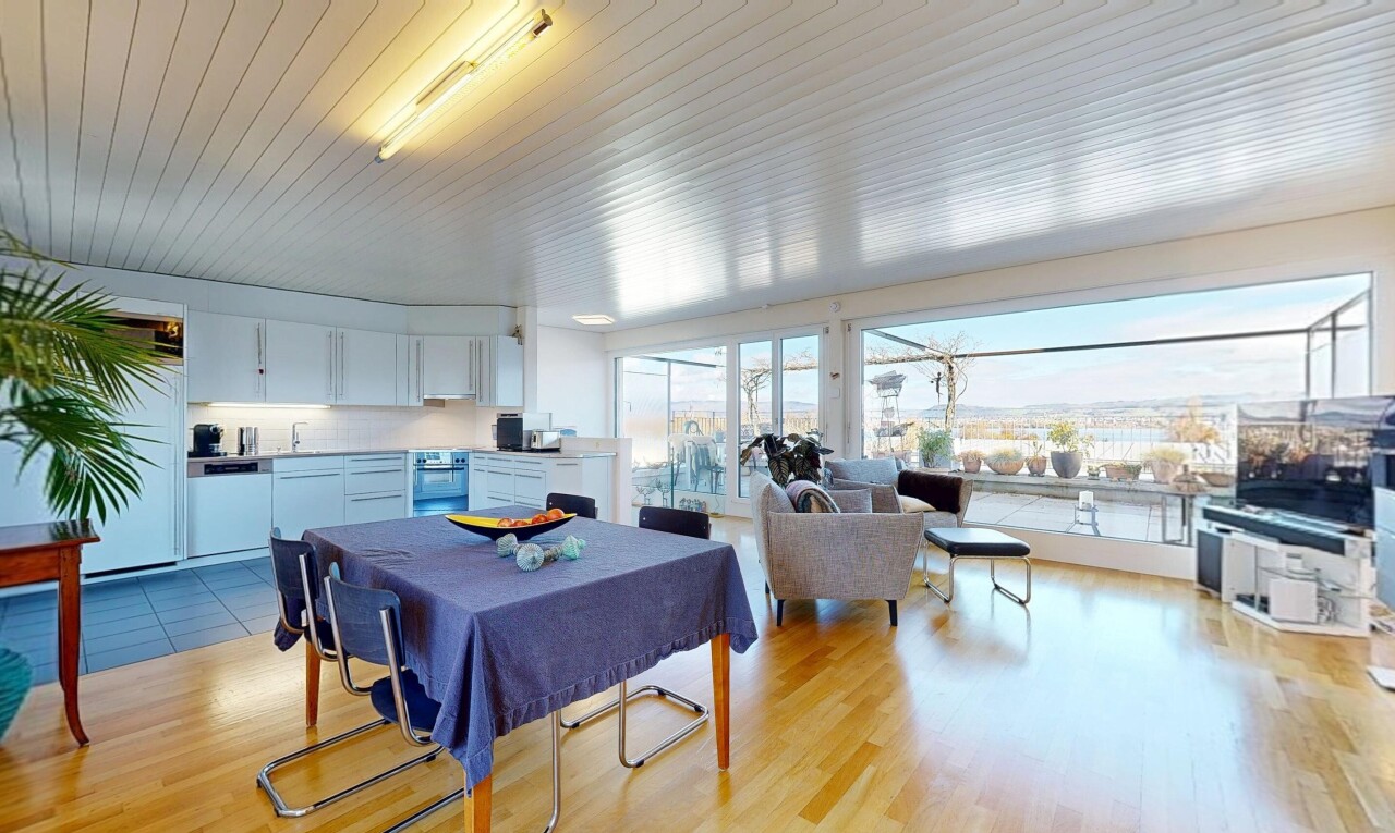 wohn- / esszimmer mit wood finish floor, holzfußboden, inside property, fernseher, und natural light