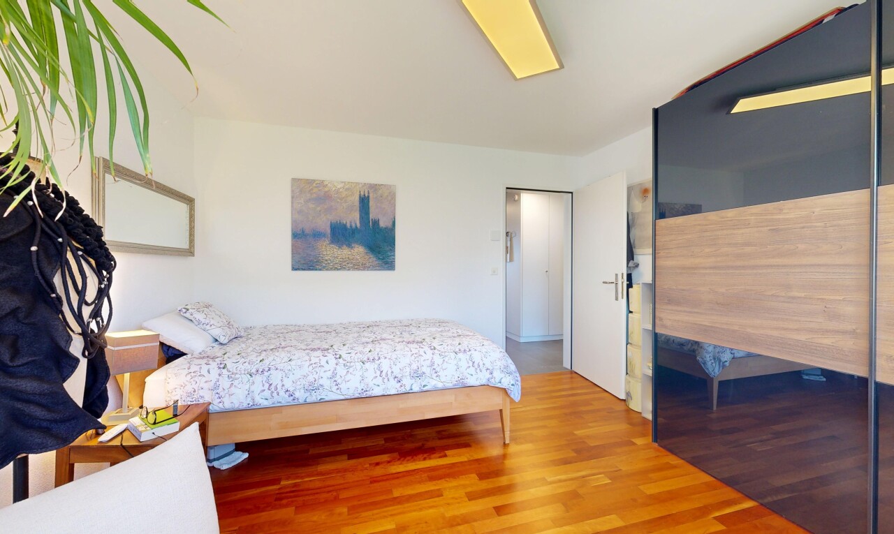 zimmer / schlafzimmer mit wood finish floor, holzfußboden, drywall, gipskartonwand, und inside property