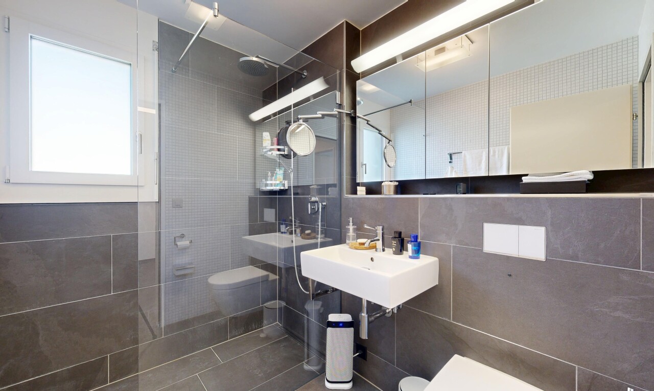 bad mit tile wall, fliesenwand, komplettes badezimmer, natural light, und natürliches licht