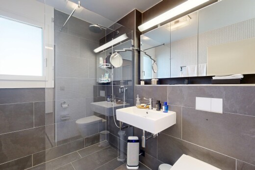 bad mit tile wall, fliesenwand, komplettes badezimmer, natural light, und natürliches licht