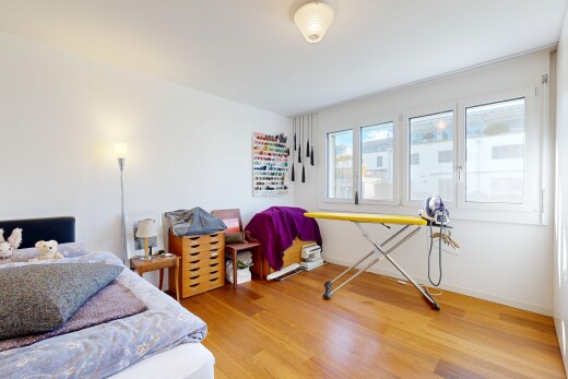 zimmer / schlafzimmer mit natural light, natürliches licht, wood finish floor, holzfußboden, und drywall