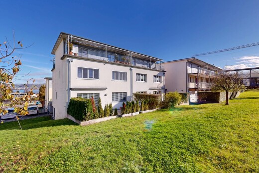 außenansicht mit day time, stuckverkleidung, property visible, rasen, und balkon