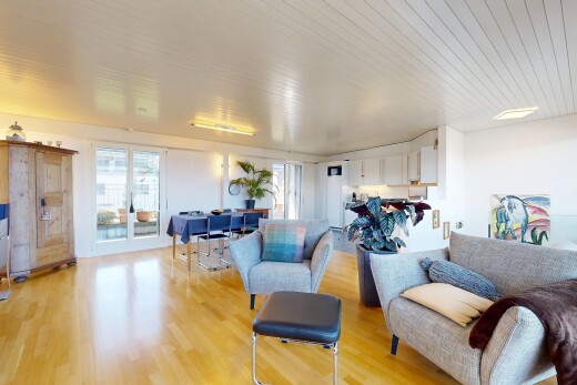 wohn- / esszimmer mit inside property, wood finish floor, holzfußboden, natural light, und natürliches licht