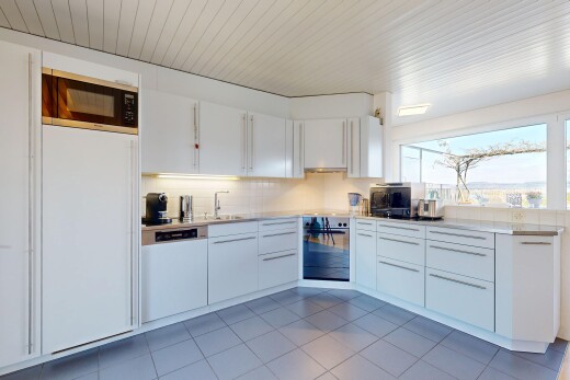 küche mit arbeitsplatten, weiße schränke, mikrowelle, küchenrückwand beim Herd, und küchenrückwand beim herd