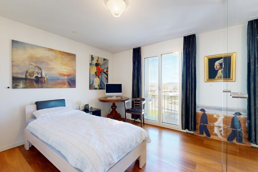 zimmer / schlafzimmer mit wood finish floor, holzfußboden, natural light, natürliches licht, und außenzugang