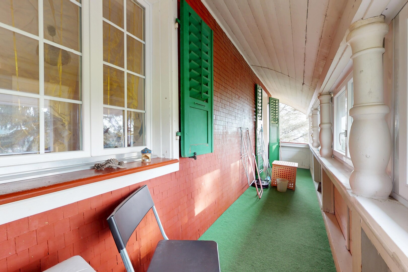 espace intérieur avec plafond de bois, mur en briques, moquette, et lumière naturelle
