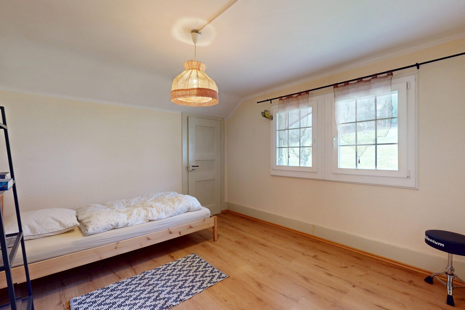 chambre avec plafond bas, plafond voûté, lumière naturelle, et plancher de bois