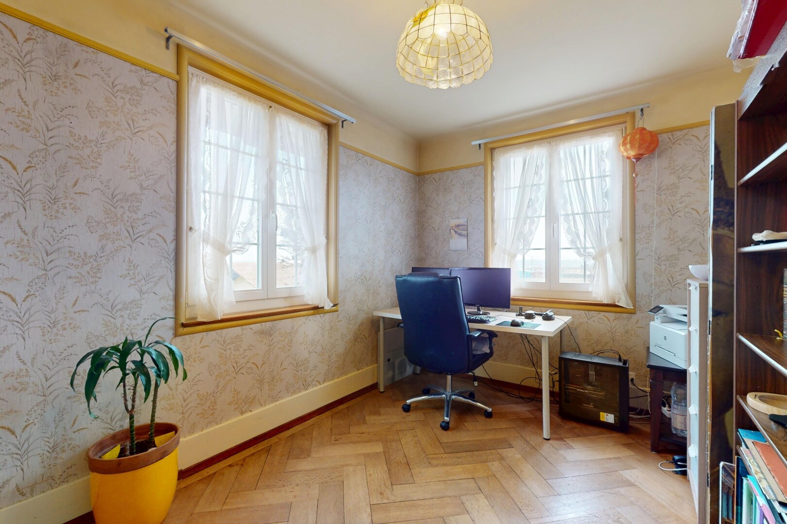 bureau avec parquet, lumière naturelle, et télévision